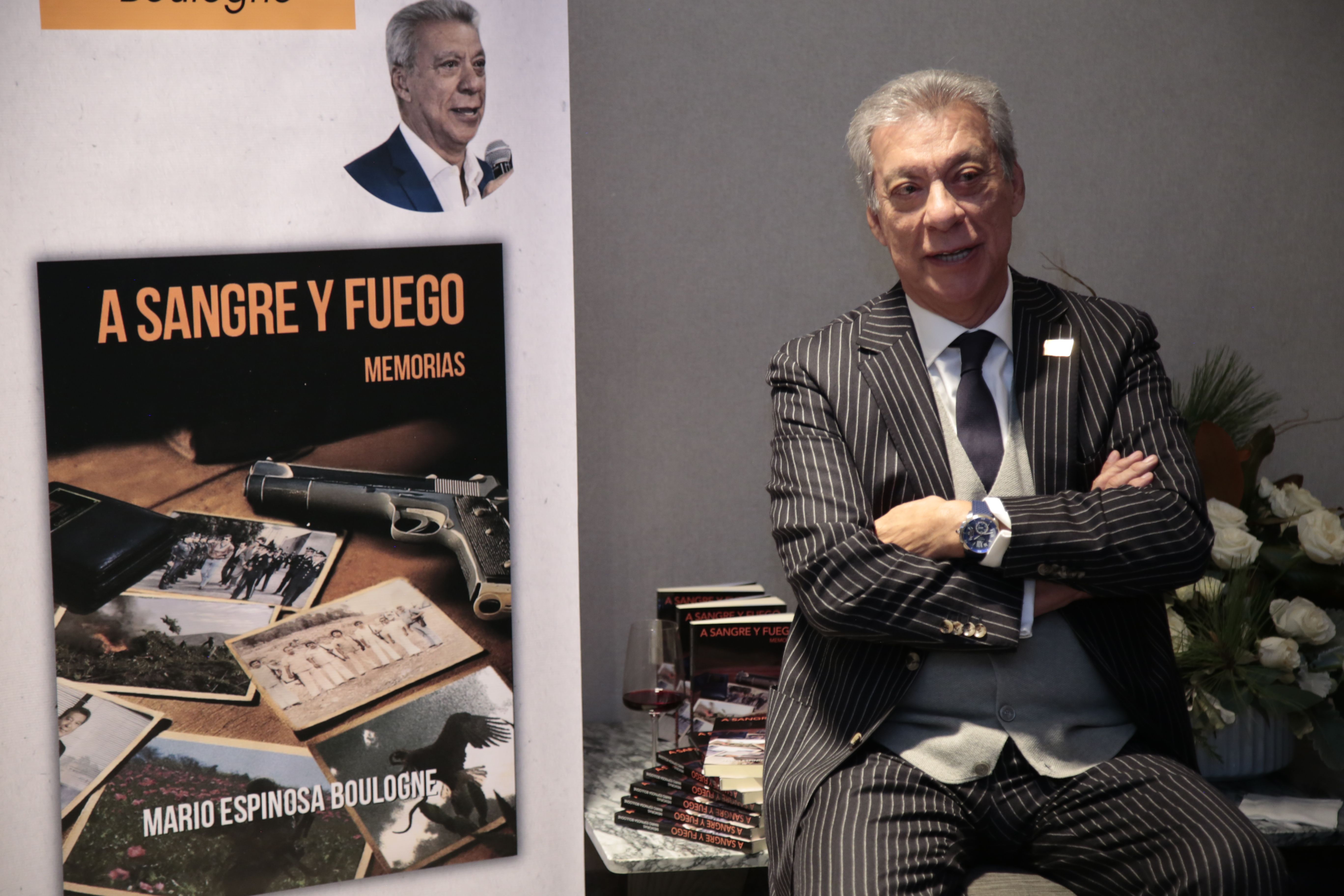 Mario Espinosa presenta libro autobiográfico.